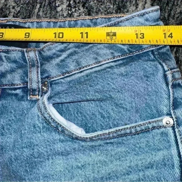 ASOS DESIGN Women's  High Rise Relaxed Dad Jeans In Light Wash‎ 28x32 - Picture 3 of 7